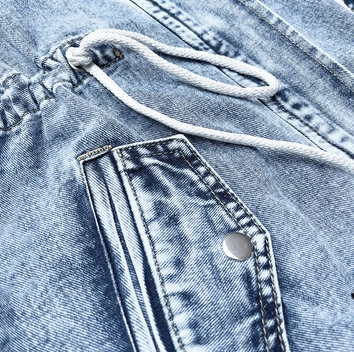 Luźna jeansowa damska kurtka jasna niebieska (POP7012-K)