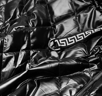 Pikowany bezrękawnik damski z kapturem czarny (can-562big)