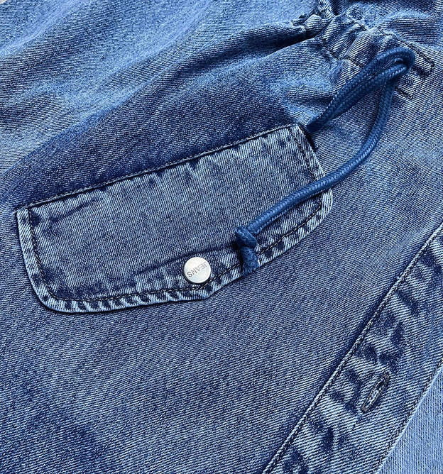 Narzutka jeansowa z kapturem niebieska (pop5953-k)