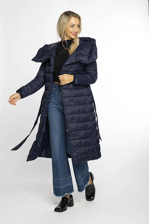 Pikowany płaszcz z wysoką stójką i kapturem granatowy (AG1-J9062C)