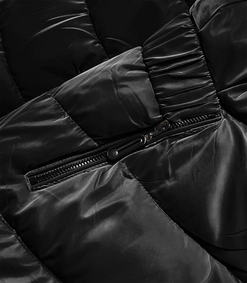 Krótka błyszcząca kurtka damska czarna (B8090-1)