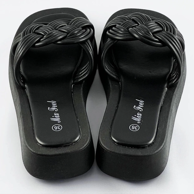 Damskie klapki na płaskiej podeszwie czarne (cm-49)