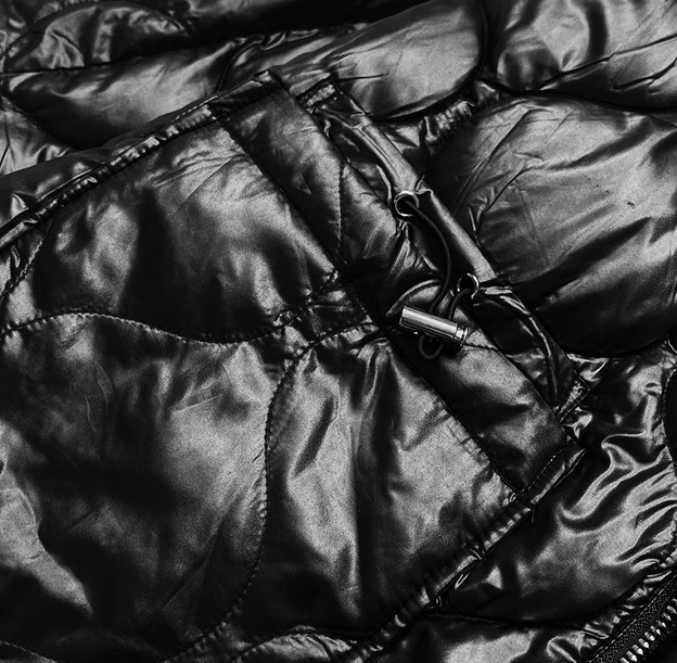 Damska kurtka z ozdobnym pikowaniem czarna (ag1-j9086)