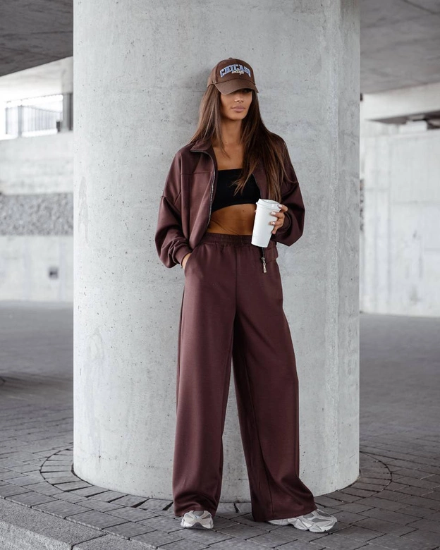 Komplet damski szerokie spodnie i bluza ze stójką czekoladowy (821109)