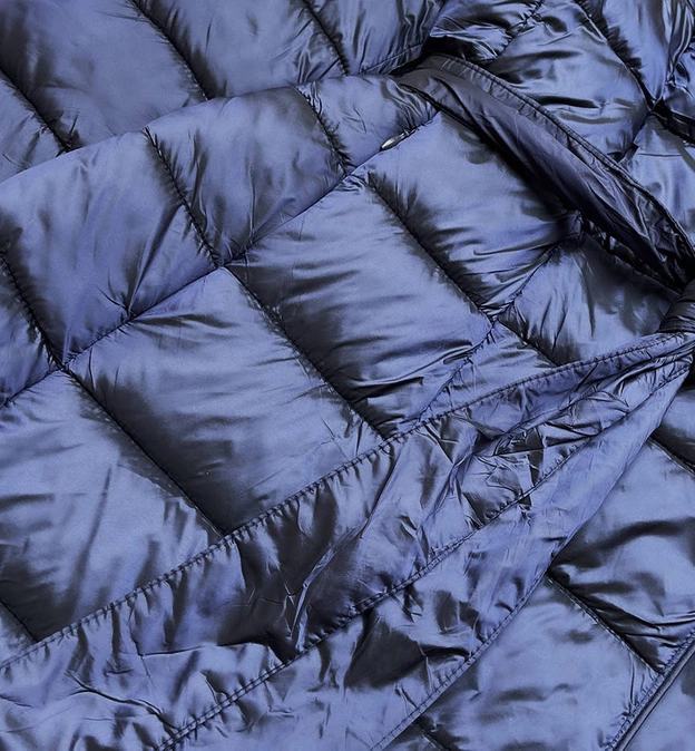 PIKOWANY PŁASZCZ Z WYSOKĄ STÓJKĄ I KAPTUREM GRANATOWY (J9-062)