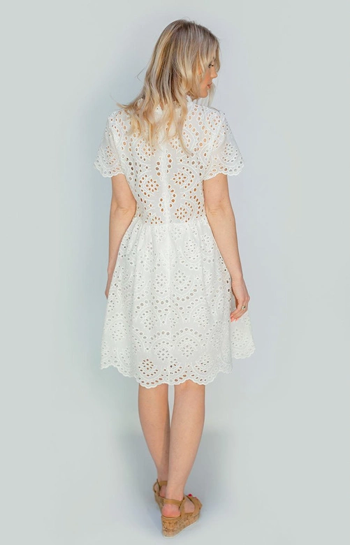 AŻUROWA SUKIENKA ZE STÓJKĄ ECRU (590ART)