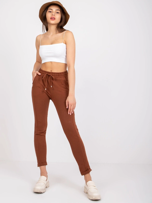 Spodnie damskie dzianinowe typu chino brązowe (3589.62)