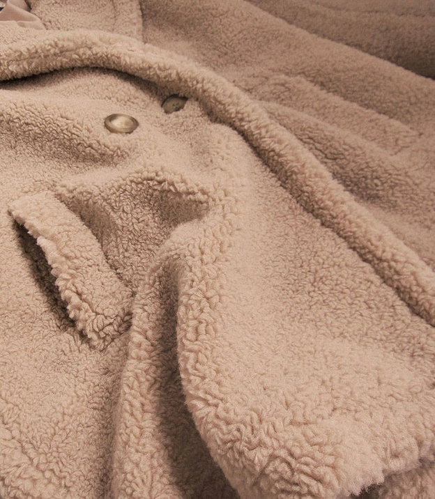 PLUSZOWY DAMSKI PŁASZCZ Z KIESZENIAMI BEŻOWY (9343)