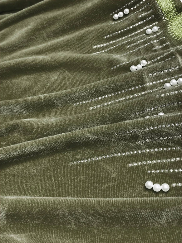 Welurowy dres z aplikacją zielony (81217)