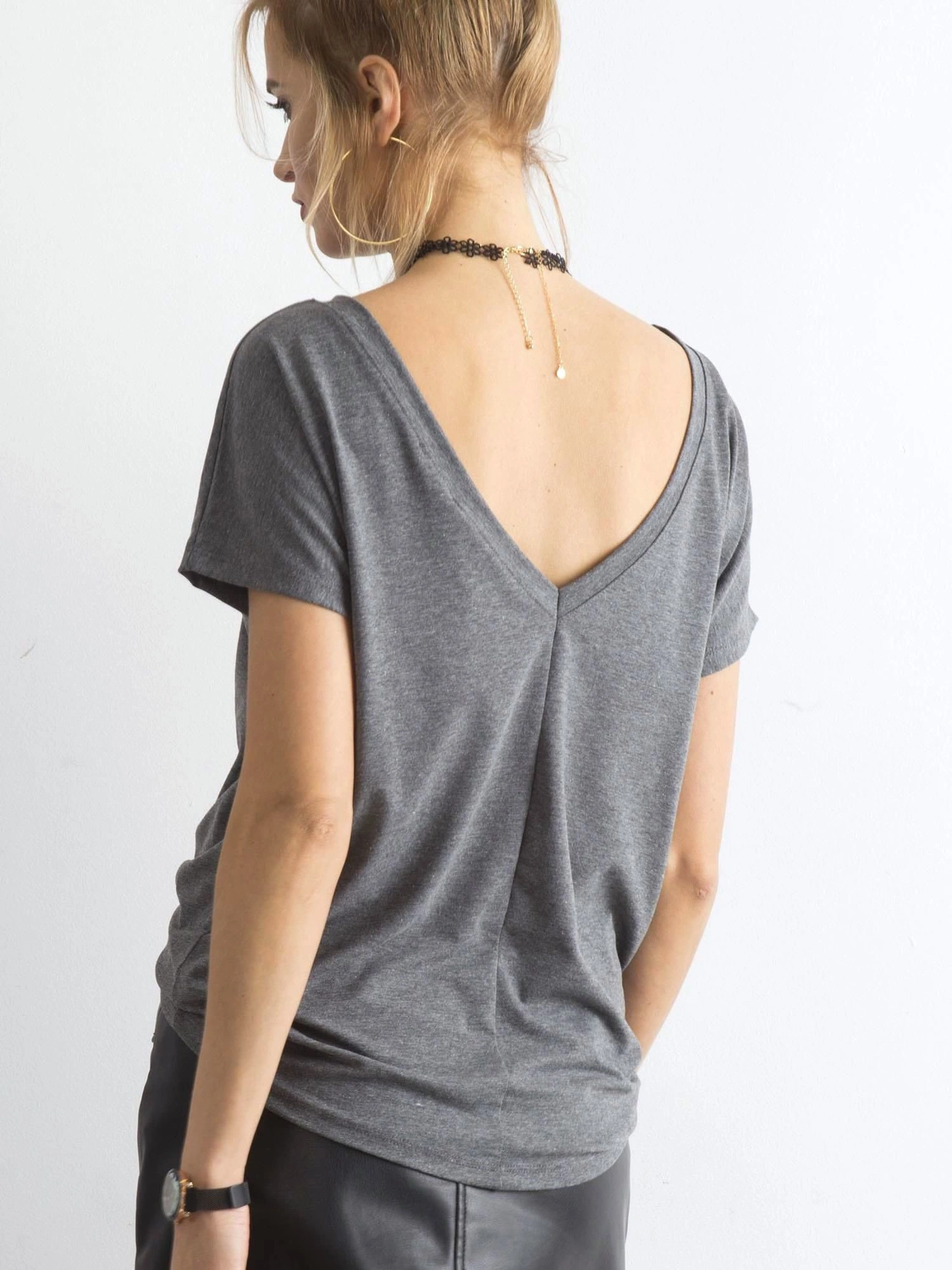 T-shirt basic z dekoltem z tyłu Feel Good ciemny szary (4662-37P)