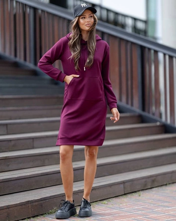 Sukienka casual z kapturem bordowa (523)