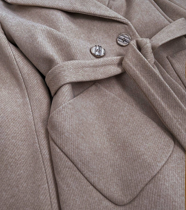 Elegancki płaszcz z paskiem brązowy (x2708x)