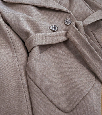 Elegancki płaszcz z paskiem brązowy (x2708x)