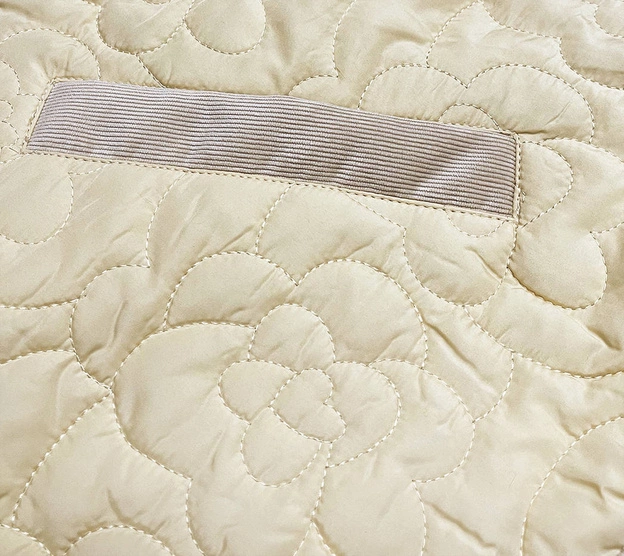 Cienka kurtka damska z ozdobnym pikowaniem kremowa (jin226)