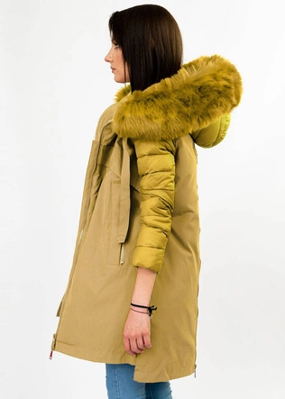 Zimowa kurtka damska z łączonych materiałów żółta (7708)