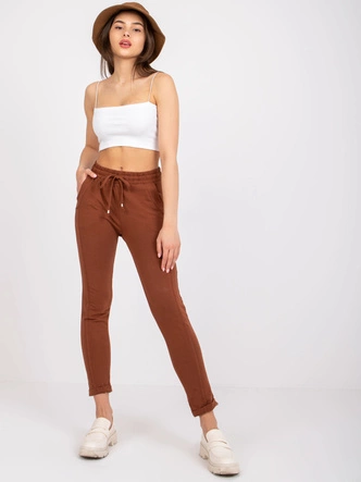 Spodnie damskie dzianinowe typu chino brązowe (3589.62)