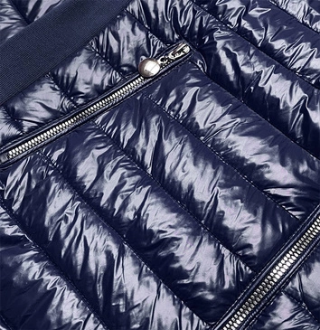 Błyszcząca kurtka damska ze stójką granatowa (7210-99)