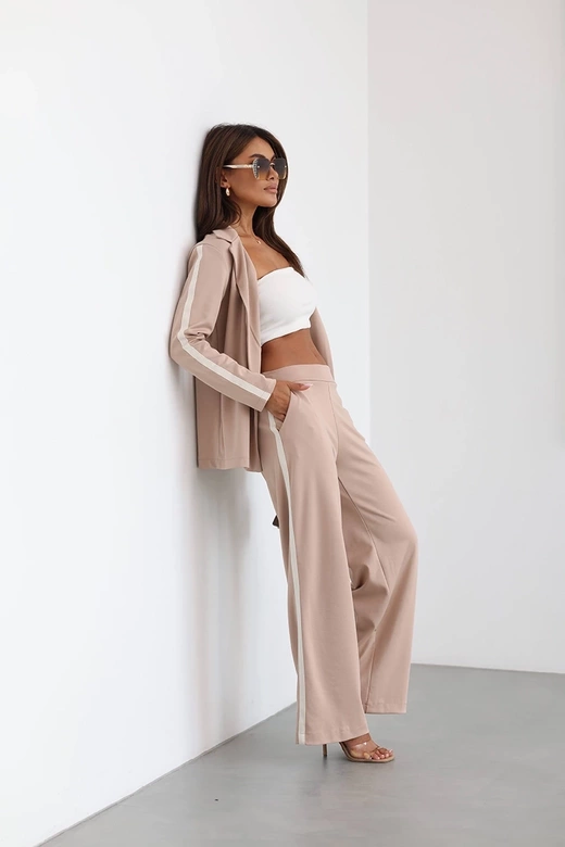 Sportowy garnitur z szerokimi spodniami beżowy (82118)