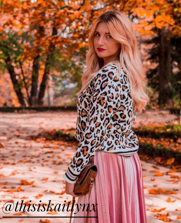 SWETER W ZWIERZĘCY PRINT BIAŁY (458ART)