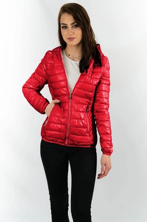 Pikowana kurtka damska z kapturem czerwona (b9561)
