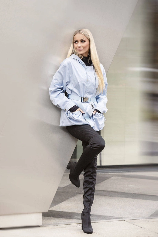 Krótka kurtka damska z paskiem błękitna (ag3-03)