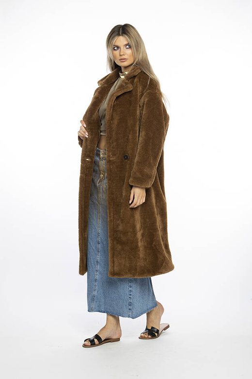 Pluszowy płaszcz damski oversize Ann Gissy brązowy (AG1-J9172)