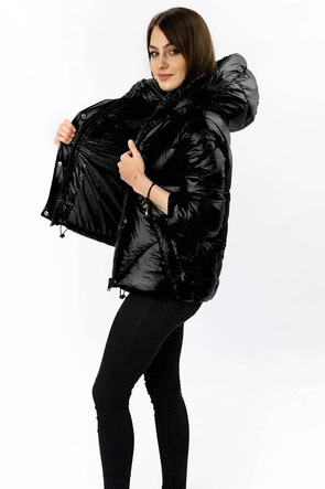 DAMSKA KURTKA PIKOWANA Z ODPINANYM KAPTUREM CZARNA (7564)