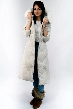 ZIMOWY PŁASZCZ DAMSKI Z KAPTUREM I PUCHEM NATURALNYM JASNOSZARY (7119)