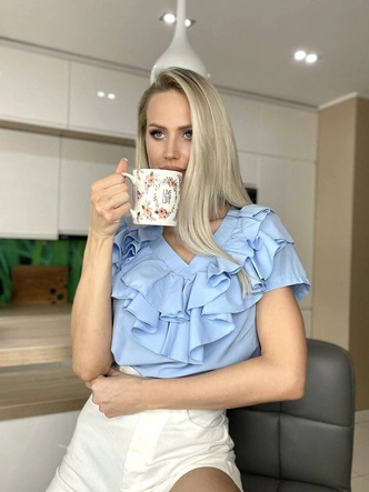 BLUZKA DAMSKA Z FALBANAMI NIEBIESKA (694ART)