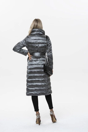 PIKOWANY PŁASZCZ Z WYSOKĄ STÓJKĄ SZARY (J9-019)