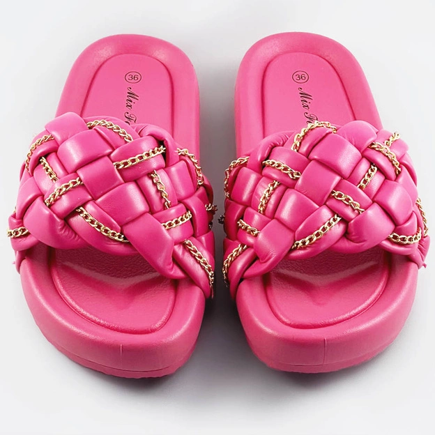 Damskie klapki plecione z łańcuszkiem fuksja (ae120)