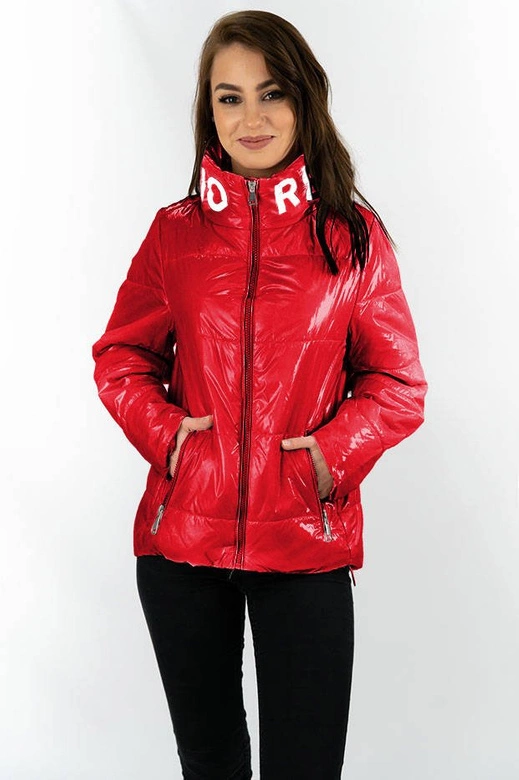 KRÓTKA PIKOWANA KURTKA DAMSKA ZE STÓJKĄ CZERWONA (B9567)