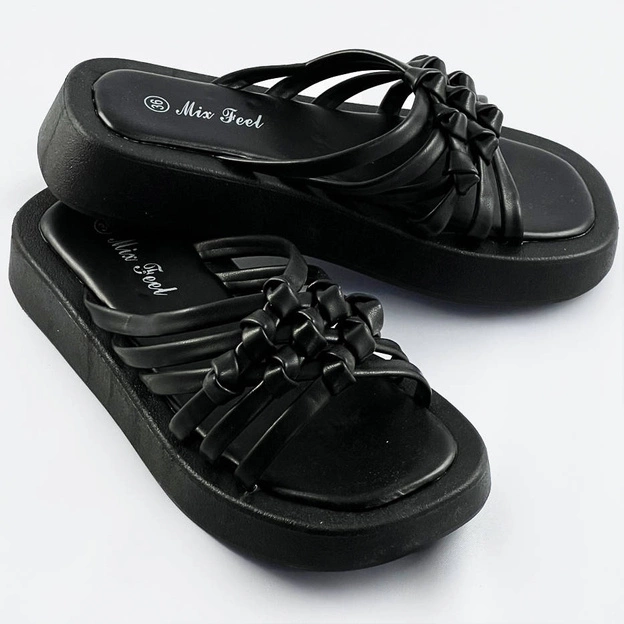 Damskie klapki na płaskiej podeszwie czarne (cm-59)