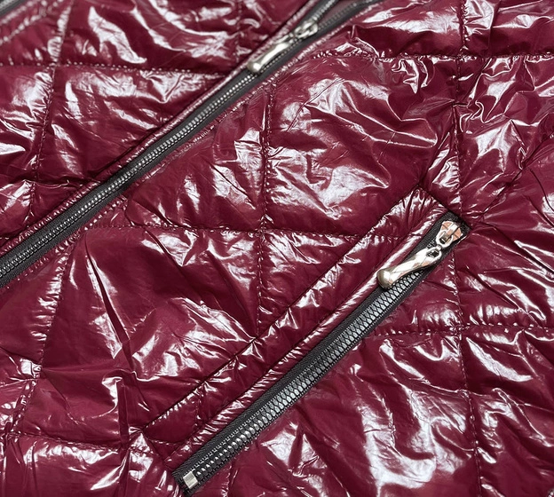 Błyszcząca damska kurtka bordowa (b9756-27)