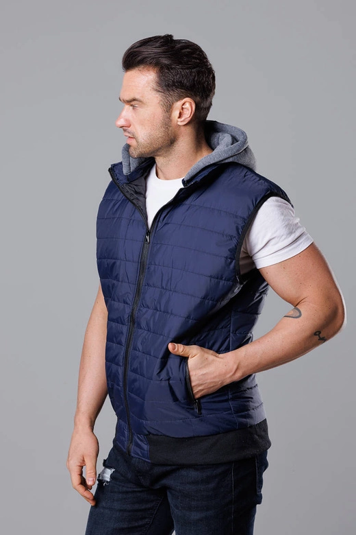 Pikowany bezrękawnik męski z kapturem granatowy (8M983-215)