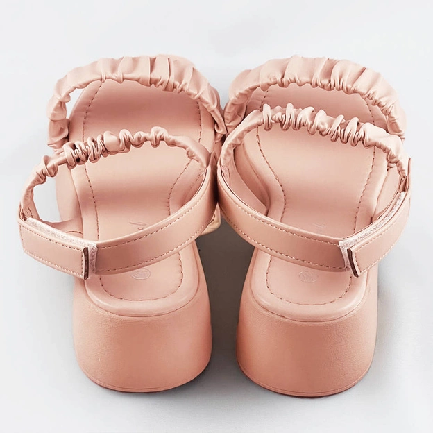 Sandały na niskiej platformie beżowe (cm-48)