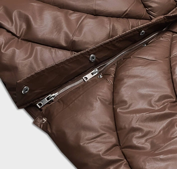 Luźna kurtka zimowa damska ze skóry ekologicznej brązowa (AG2-J90)