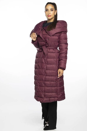 Pikowany płaszcz z wysoką stójką i kapturem bordowy (AG1-J9062)