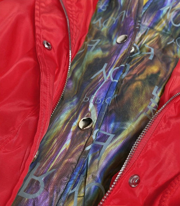 KURTKA DAMSKA Z OZDOBNYM KAPTUREM CZERWONA/MULTIKOLOR (YR2022)