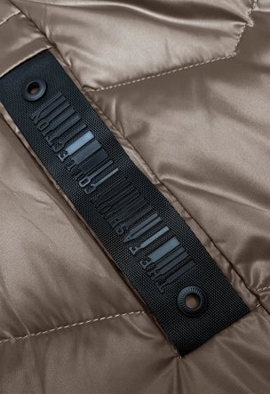 Zimowa kurtka damska z asymetrycznym zamkiem ciemny beż (B8167-12)