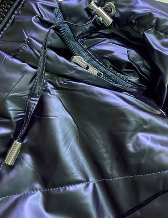 Krótka błyszcząca kurtka damska granat (w586)