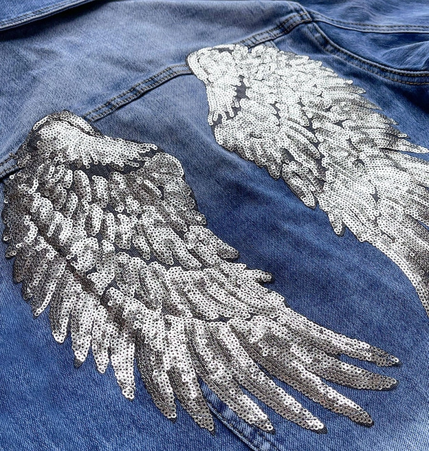 KRÓTKA DAMSKA KURTKA JEANSOWA Z CEKINAMI NIEBIESKA (5822-K)