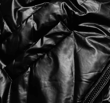 Krótka błyszcząca kurtka damska czarna (w586-1)