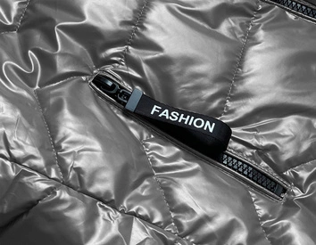 Błyszcząca kamizelka damska z kapturem szara (b8019-70)