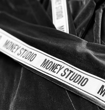 WELUROWA NARZUTKA DAMSKA Z KAPTUREM CZARNA (734ART)