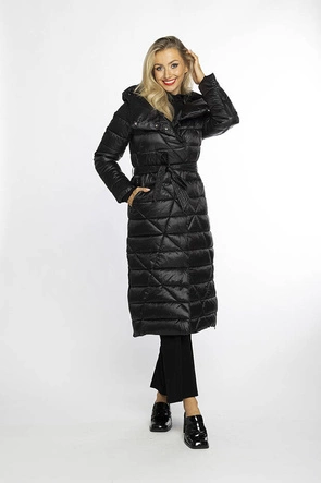 Pikowany płaszcz z kapturem czarny (AG1-J9069)