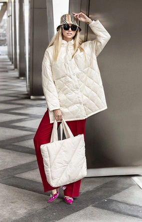 Oversizowa pikowana kurtka damska z kapturem ecru (ag5-010)