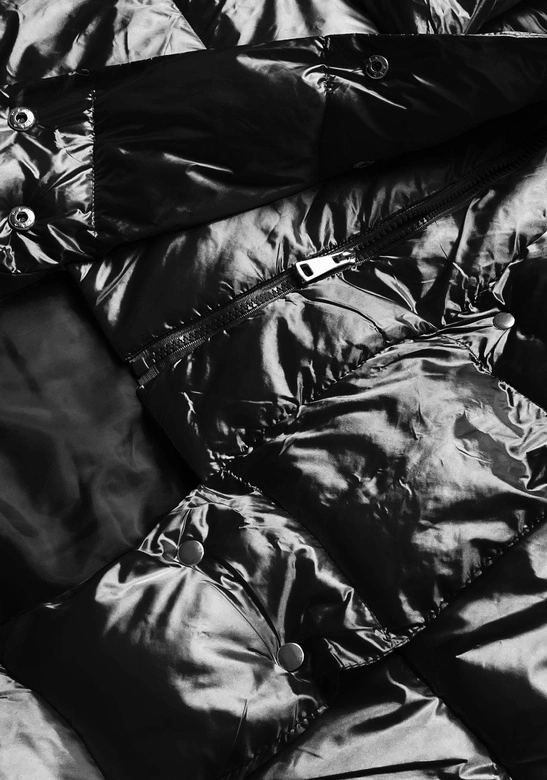 Długa damska kurtka z paskiem czarna (ag8-8002)