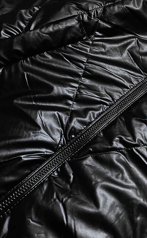 Damska kurtka ze srebrnym kapturem czarna (rqw-7008)