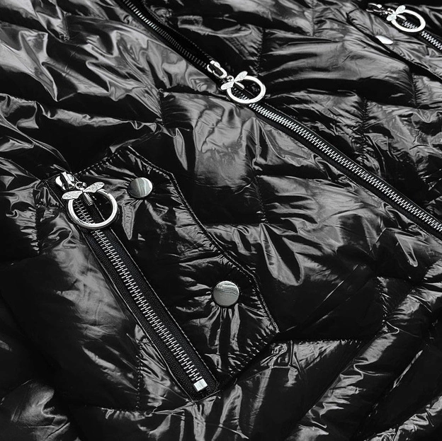 PIKOWANA KURTKA DAMSKA Z KAPTUREM CZARNA (B9562)